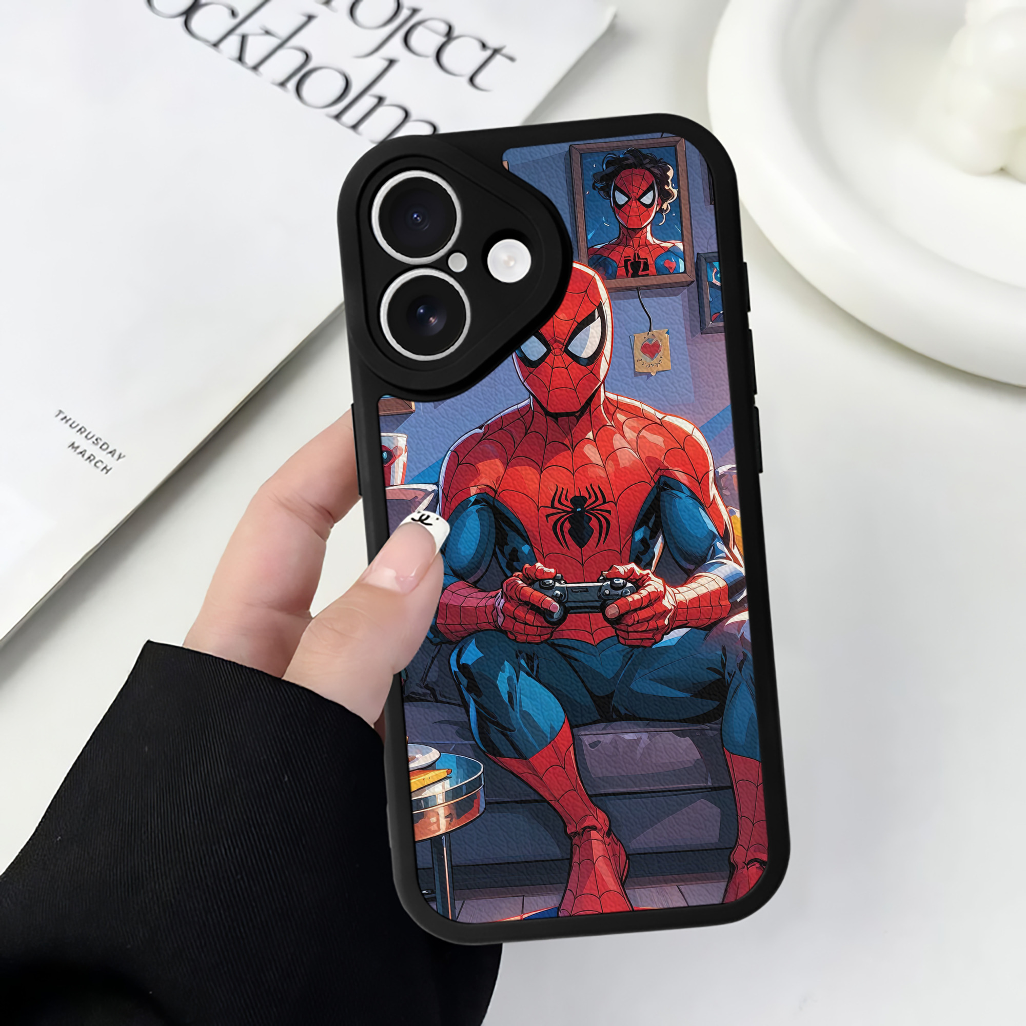 （画像用） Spider Man スパイダーマン 【iPhone 16シリーズ対応】シリコンスマホケース（レザー調） 材質：シリコン